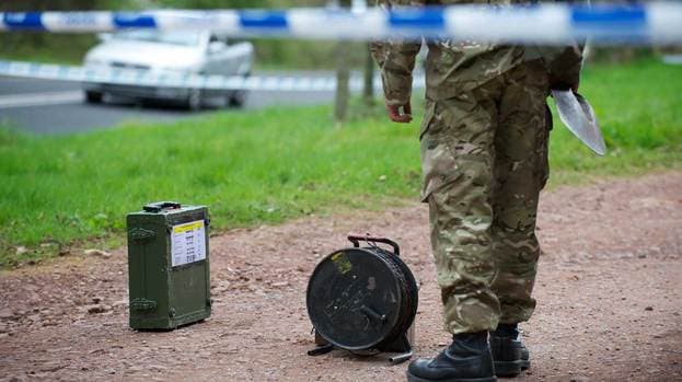 123855 bomb disposal army cordon generic quality image