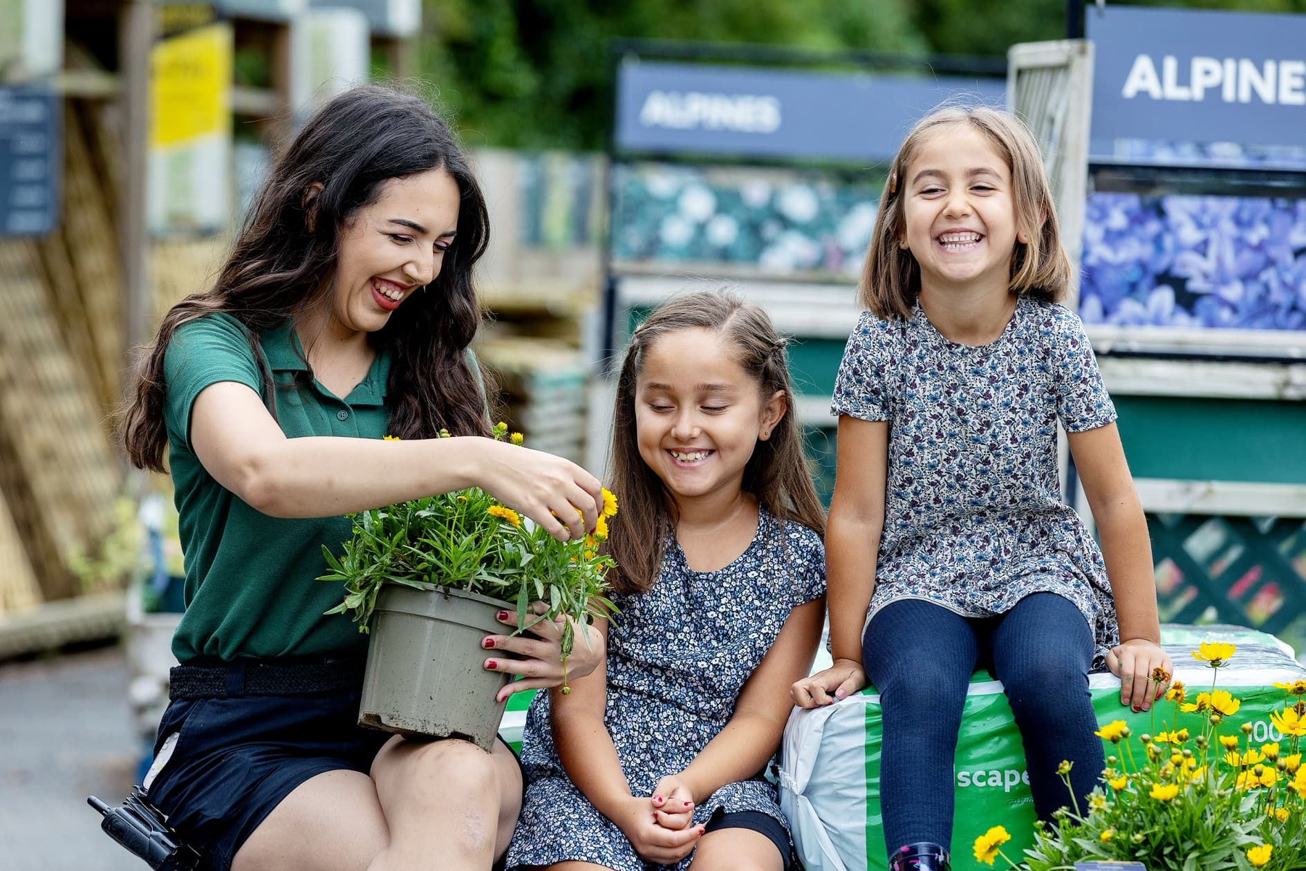 Dobbies colleague Ella Hanley with Ayla and Sophia Tuffaha © Joel Chant