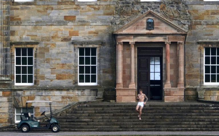 489228 justin bieber appears in his underwear at kinross house perthshire